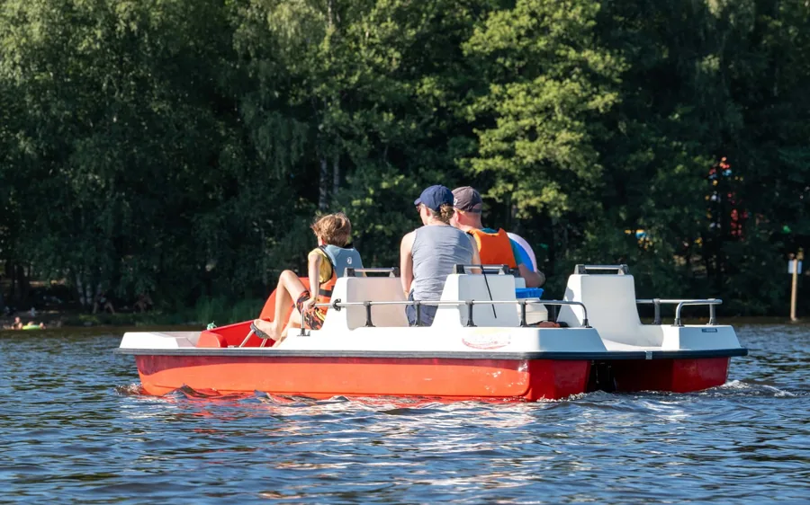 Famille en pédalo sur le lac des Vieilles-Forges, vue de dos