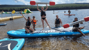 Groupe pratiquant le stand up paddle géant au Lac des Vieilles Forges