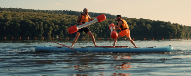 Groupe sur un paddle géant sur le lac des Vieilles-Forges