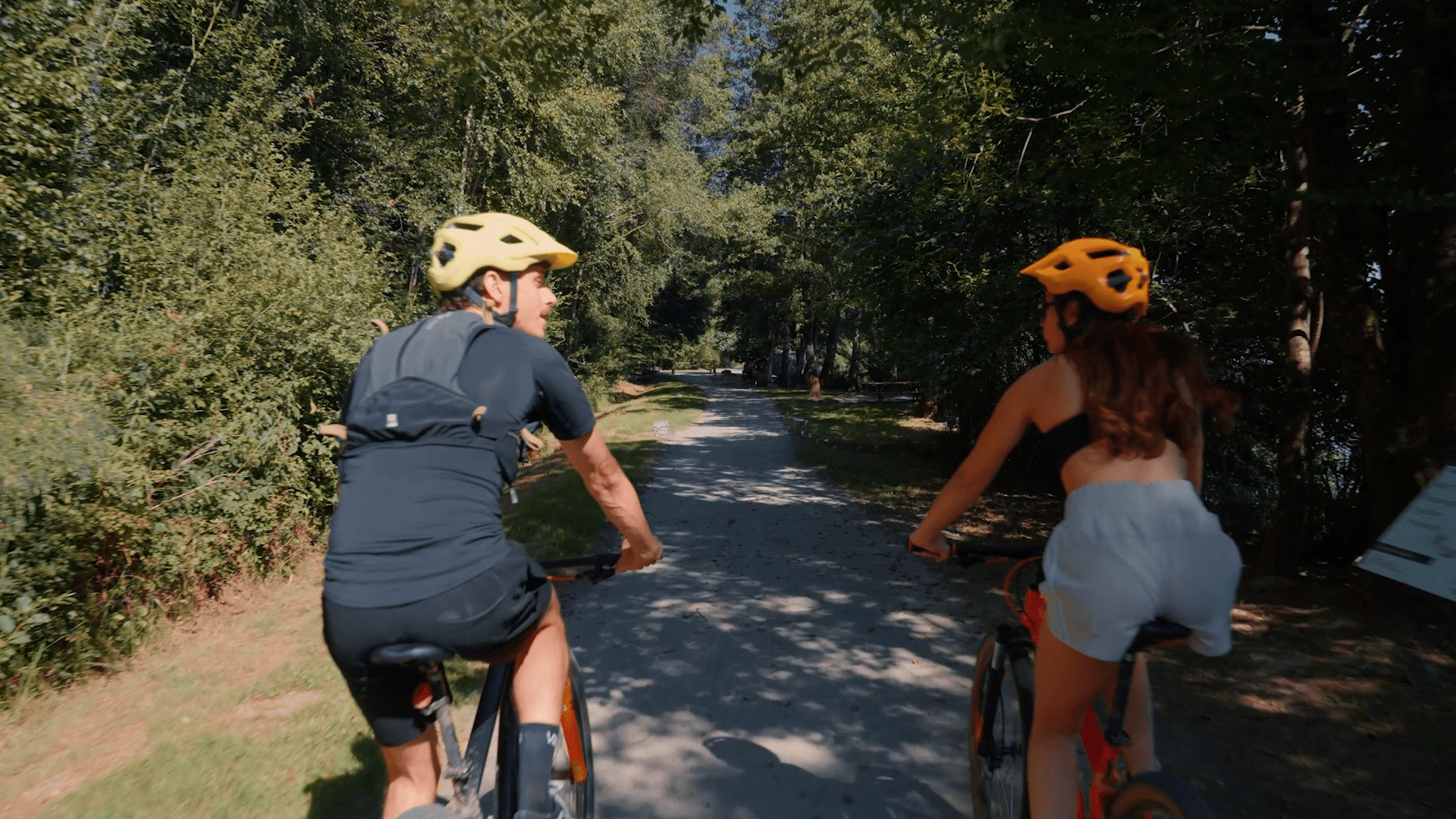 Couple en VTT sur les sentiers forestiers du Lac des Vieilles Forges - Cap Ardennes Events