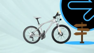 VTT de location Cap Ardennes Events posé sur fond bleu, symbole de liberté et d’orientation pour découvrir les sentiers des Ardennes.